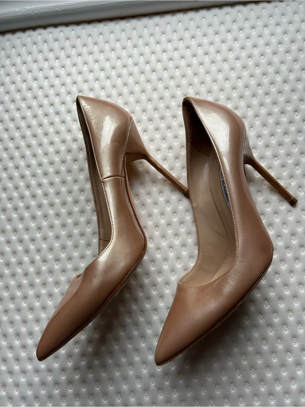 Manolo Blahnik BB Patent 105 Beige Nude Pointed Toe Pumps IT 38 US 8